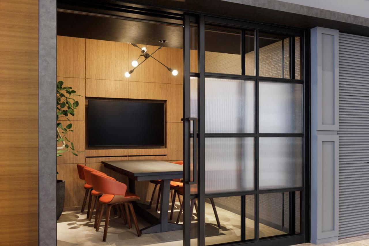 Sheraton Grand Hiroshima Hotel Exterior photo A sliding door