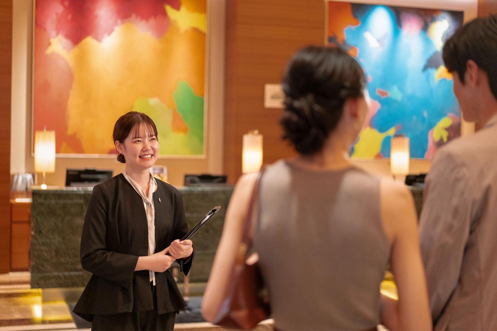 Sheraton Grand Hiroshima Hotel Exterior photo A hotel concierge