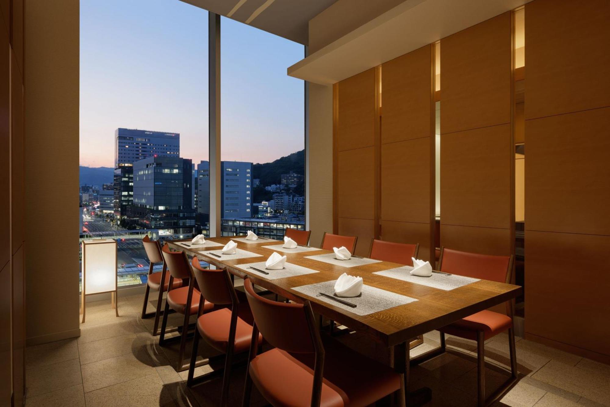 Sheraton Grand Hiroshima Hotel Exterior photo The restaurant