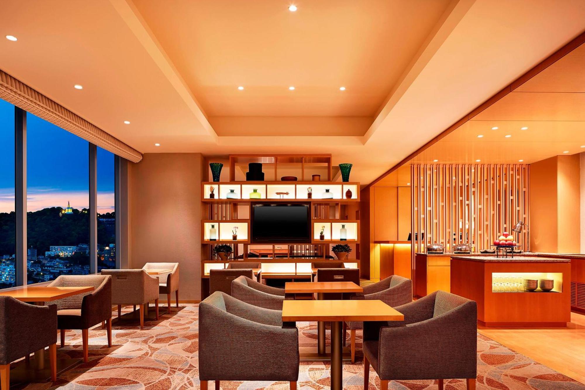 Sheraton Grand Hiroshima Hotel Exterior photo Club Lounge at the Westin Nagoya Lakeside