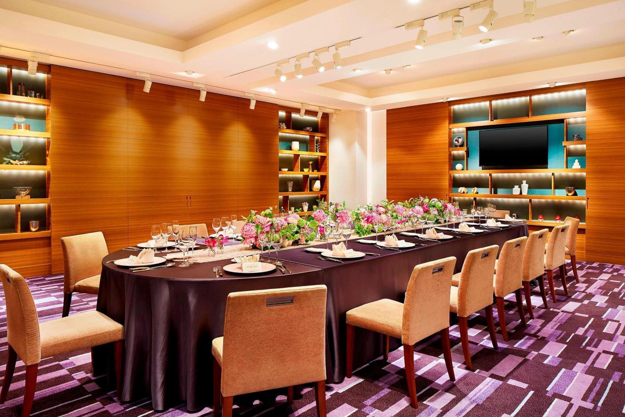 Sheraton Grand Hiroshima Hotel Exterior photo The Club at Hong Kong International Airport