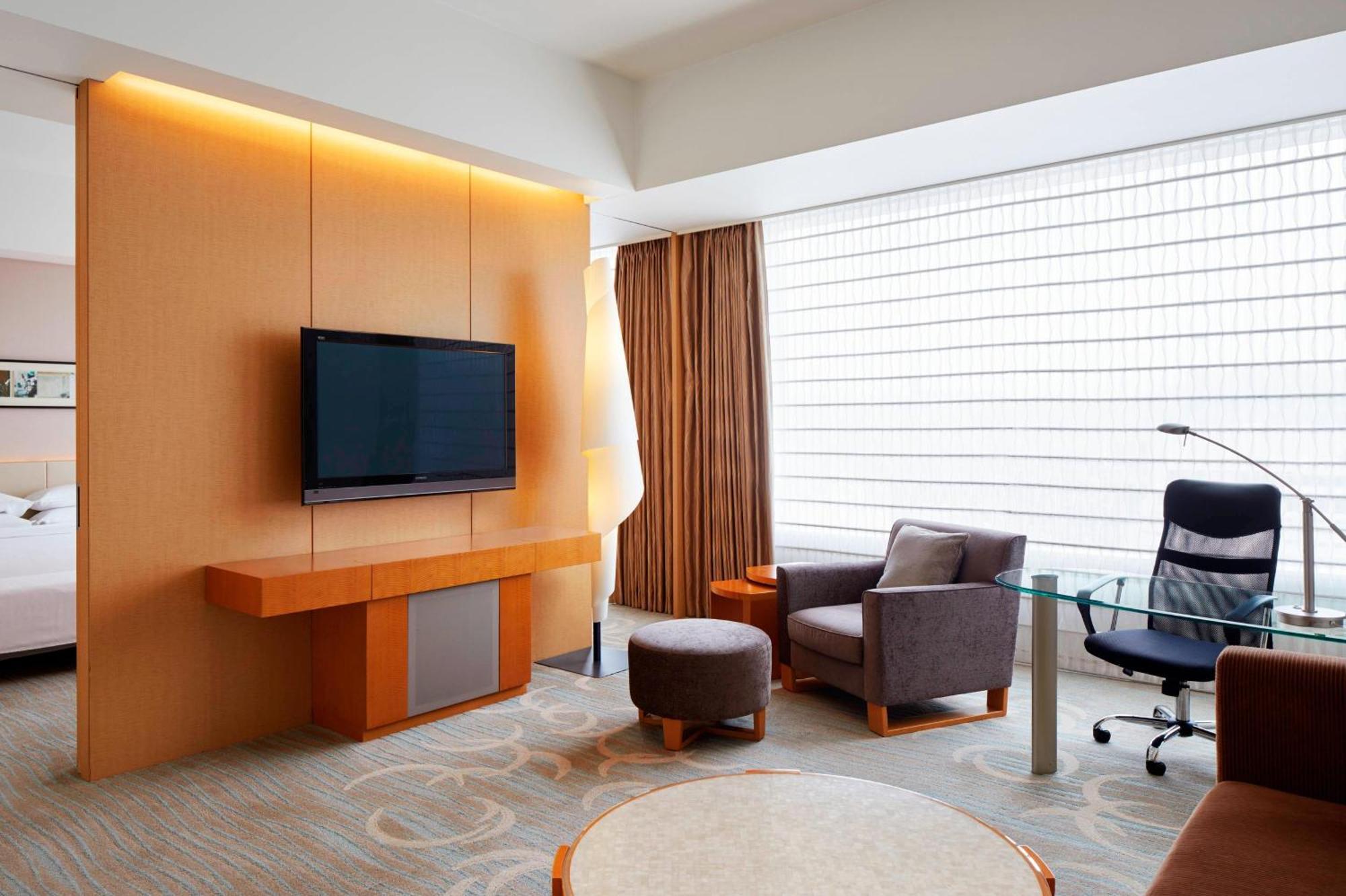 Sheraton Grand Hiroshima Hotel Exterior photo A room at the hotel